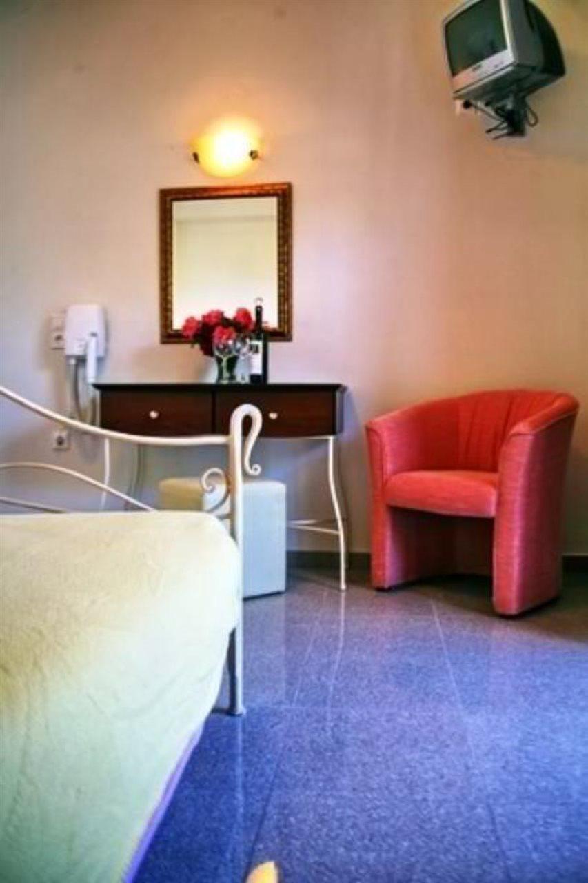 Hotel Pela Szkála Kalonísz Kültér fotó